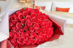 彼女へプロポーズの100本の薔薇の花束