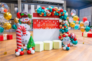 雪だるま・キャンディケインバルーンとレッド・グリーン・ゴールドのアーチによるクリスマスパーティー装飾