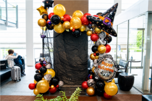 オレンジ・ゴールド・ブラックのバルーンアーチによるハロウィンパーティー装飾