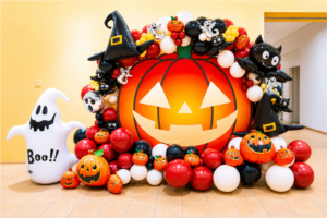 大型パンプキンパネルとレッド・ブラックのバルーンによるハロウィンパーティー装飾