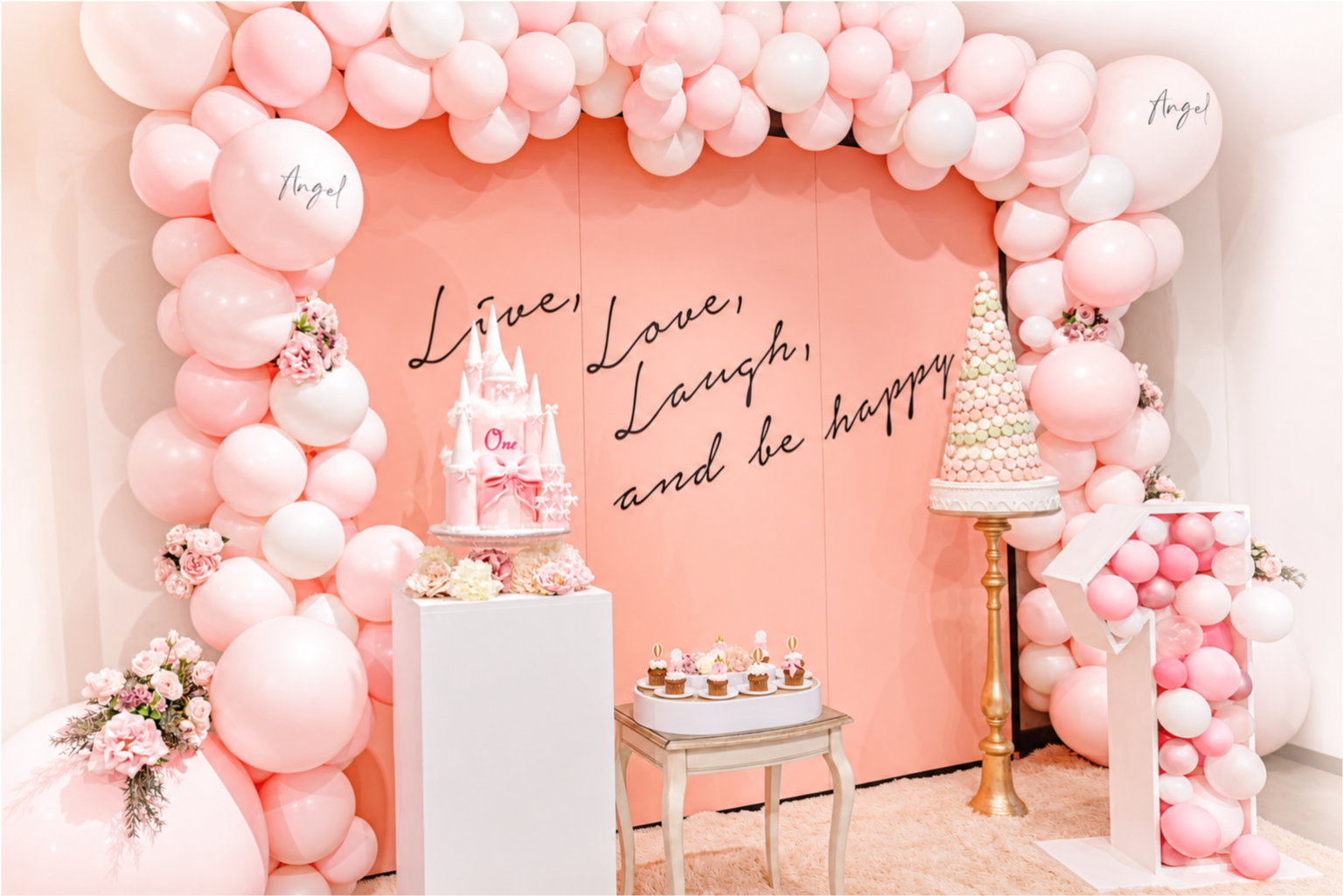 ピンク・ホワイトのバルーンアーチと1歳誕生日のお祝いディスプレイ