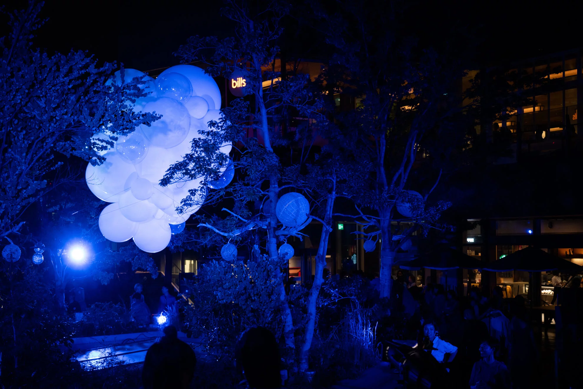 屋外でディスプレイバルーン装飾