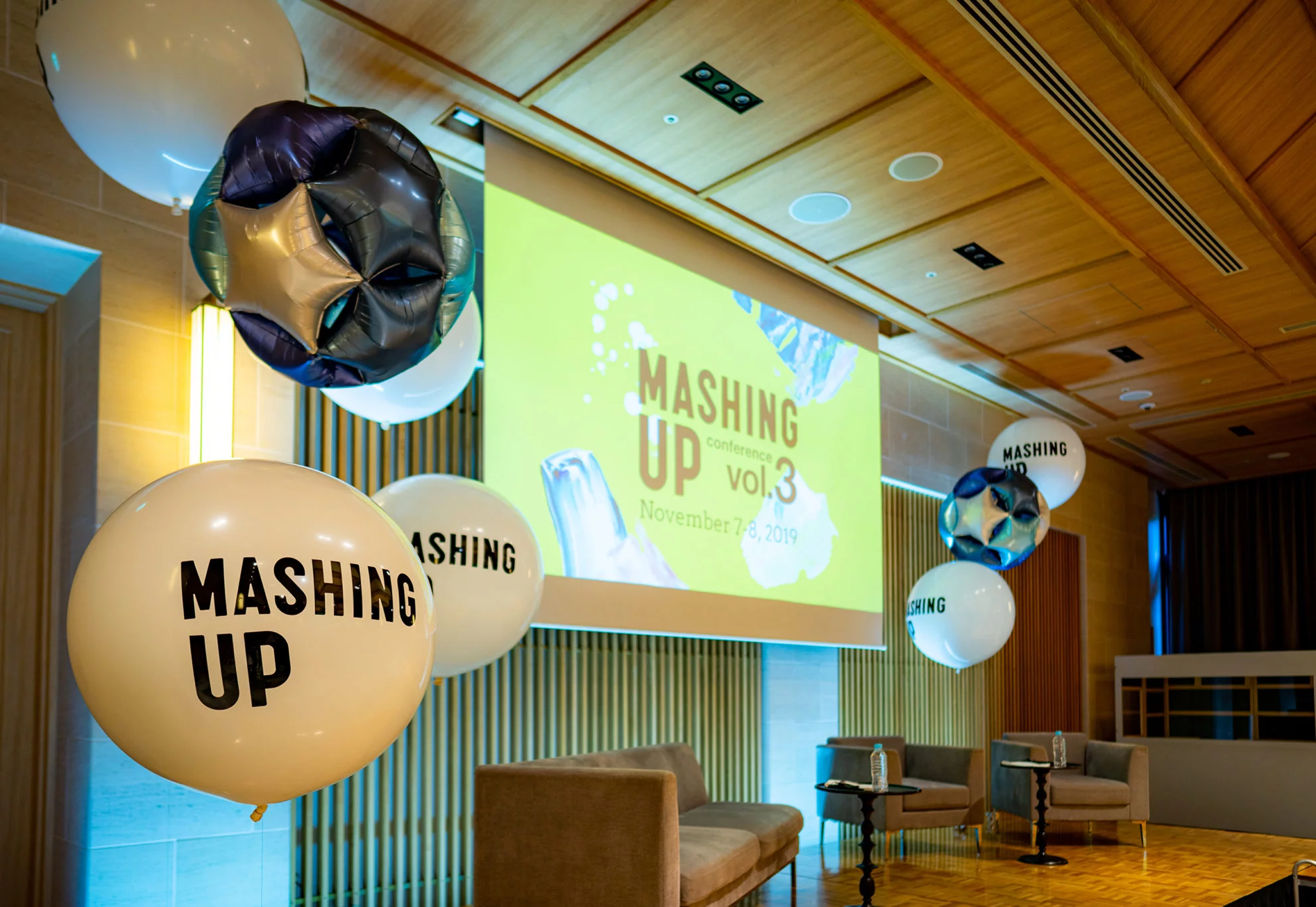 法人イベントのスクリーン周り装飾