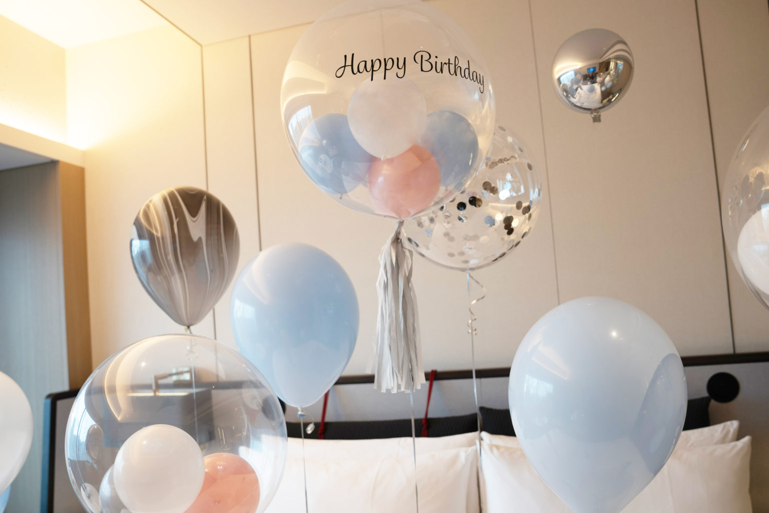 ホテルでバースデーサプライズ装飾