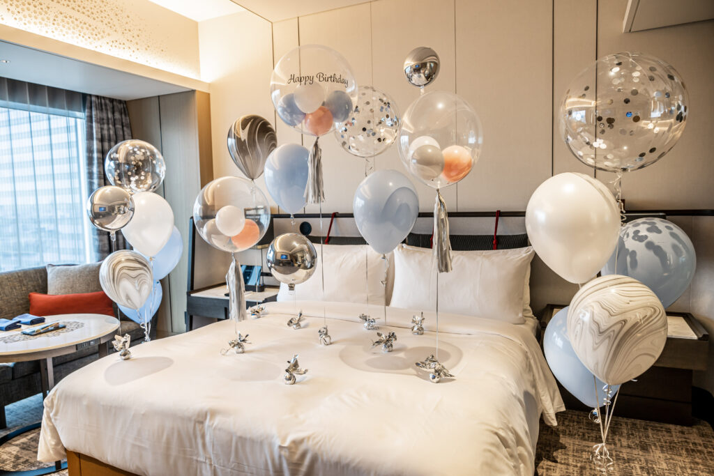 ホテルでバースデーサプライズ装飾
