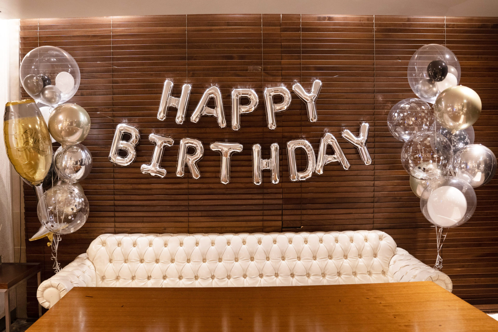 バーズデーサプライズ装飾