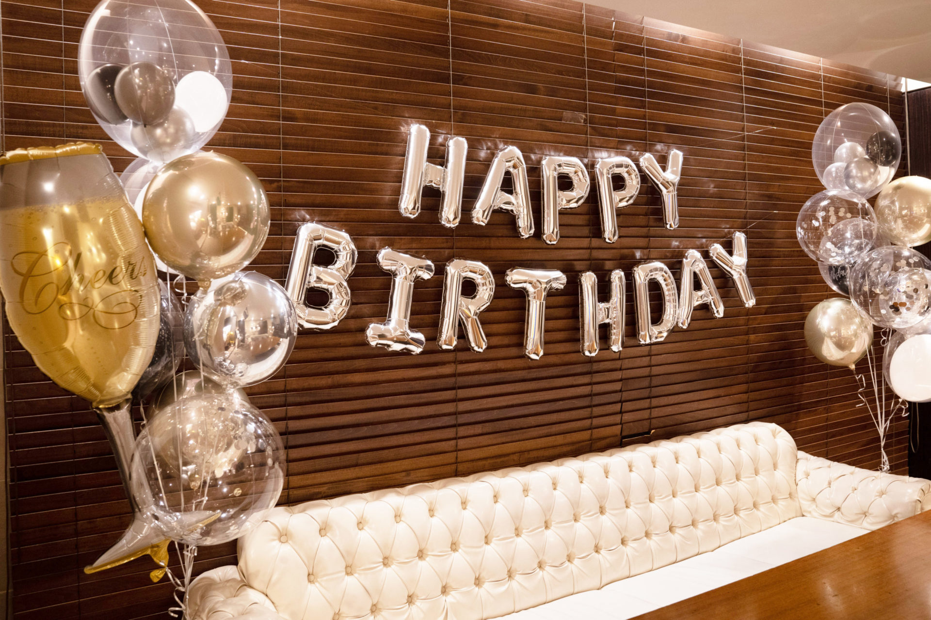 バーズデーサプライズ装飾