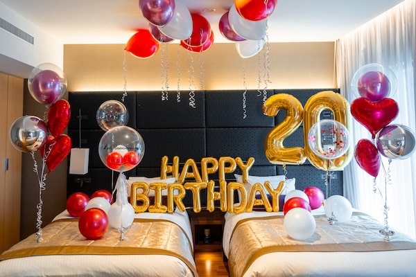 【¥30,000（含税）Plan】
HAPPY BIRTHDAY 字母气球
数字字母气球
漂浮于天花板的气球10个