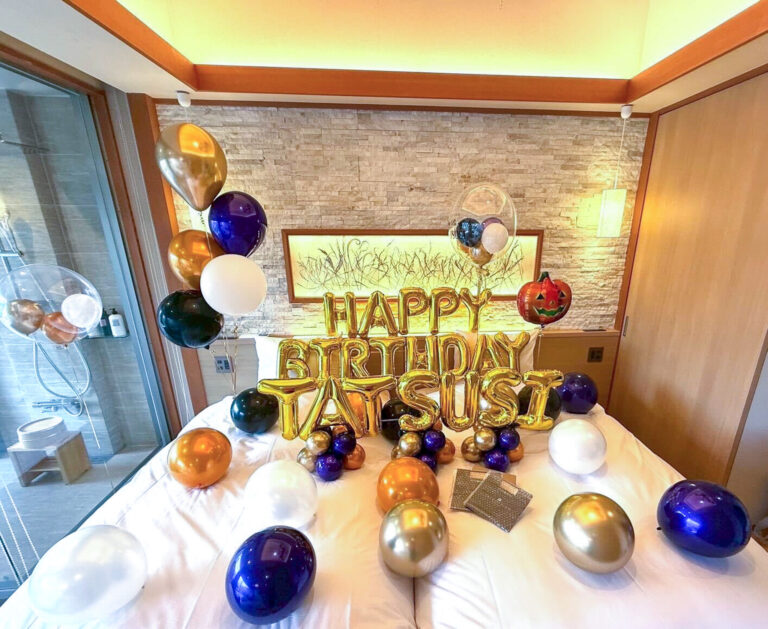 玄 箱根強羅でのゴールド&紫バルーンを使った誕生日サプライズ飾り付け
