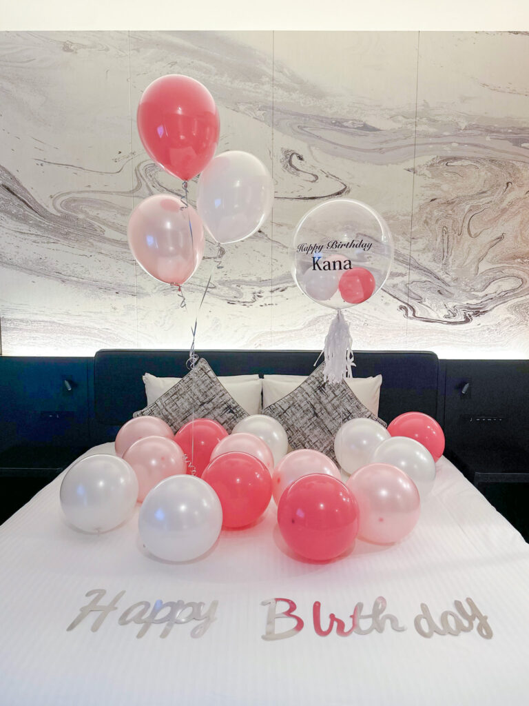 三井ガーデンホテル豊洲プレミアでのピンク&白で彩る誕生日サプライズ飾り付け