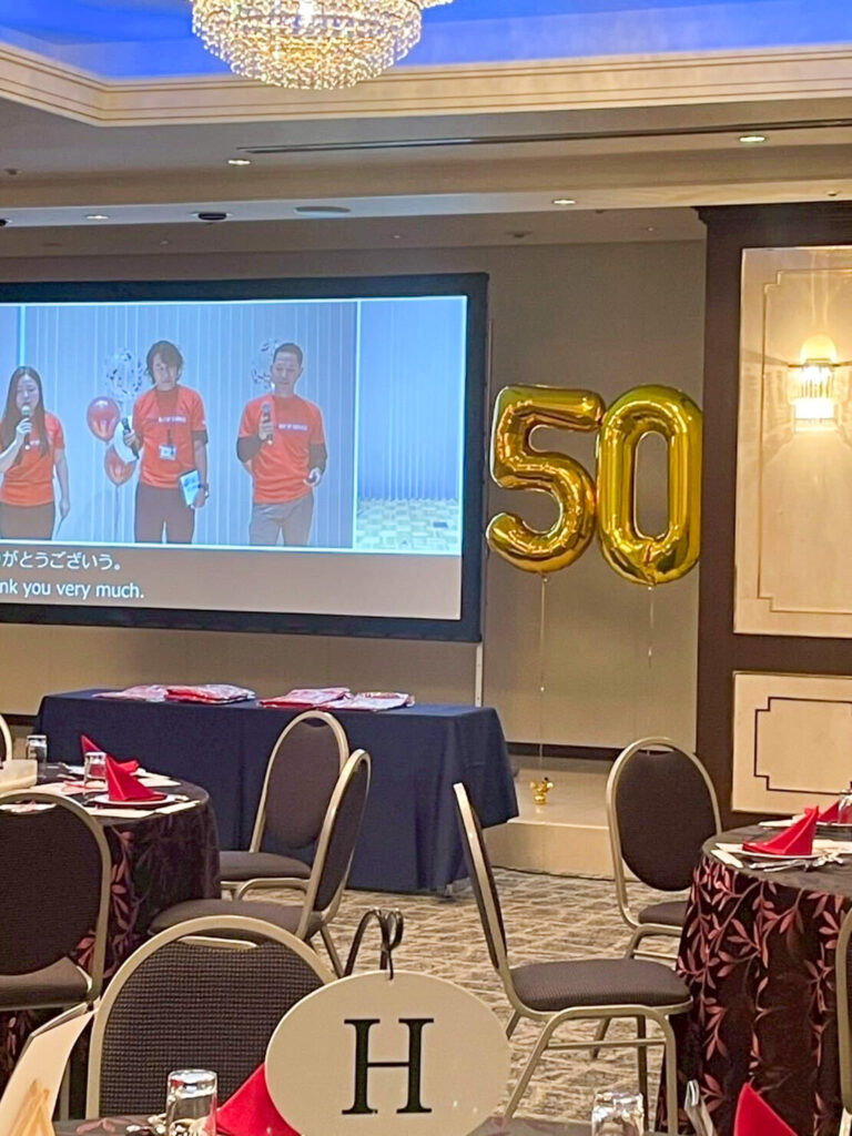 ANAクラウンプラザホテル札幌での50周年記念パーティーをゴールドバルーンで祝う飾り付け