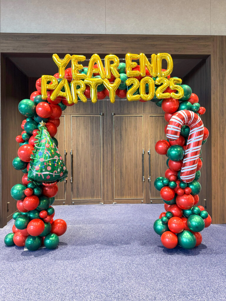 明治記念館でのYEAR-END PARTY 2025バルーンアーチ飾り付け