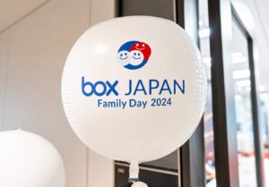 ロゴ入りの丸型バルーンによる企業ファミリーデーの装飾