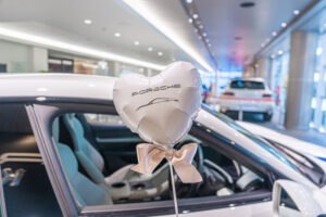 カーブランドのロゴ入りバルーン