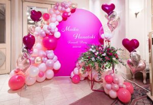 お祝いパーティーのフォトスポット装飾