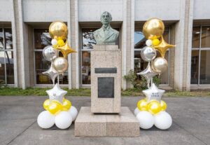 屋外の卒業バルーン