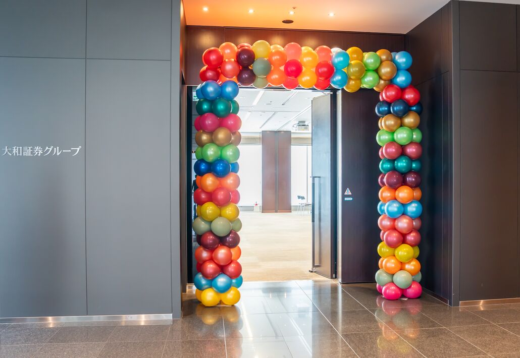 入口のバルーンアーチ装飾
