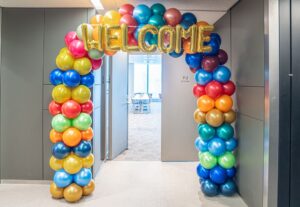 入口のバルーンアーチ装飾