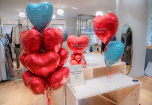 商業施設のバレンタインディスプレイ装飾