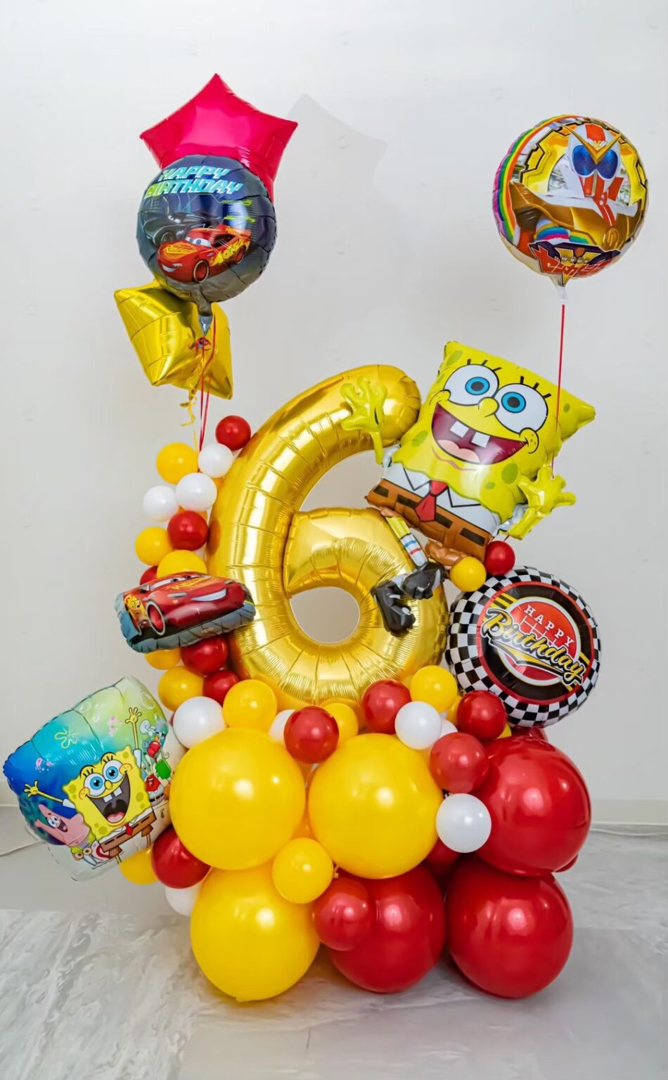 スポンジボブモチーフの子供の6歳のお誕生日お祝いバルーン装飾