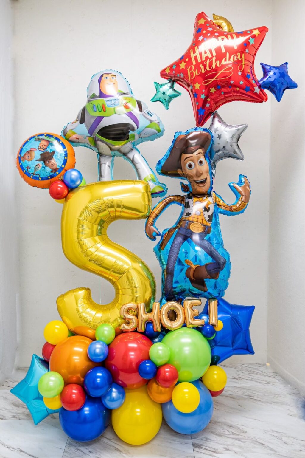 トイストーリーモチーフの子供の5歳のお誕生日お祝いバルーン装飾