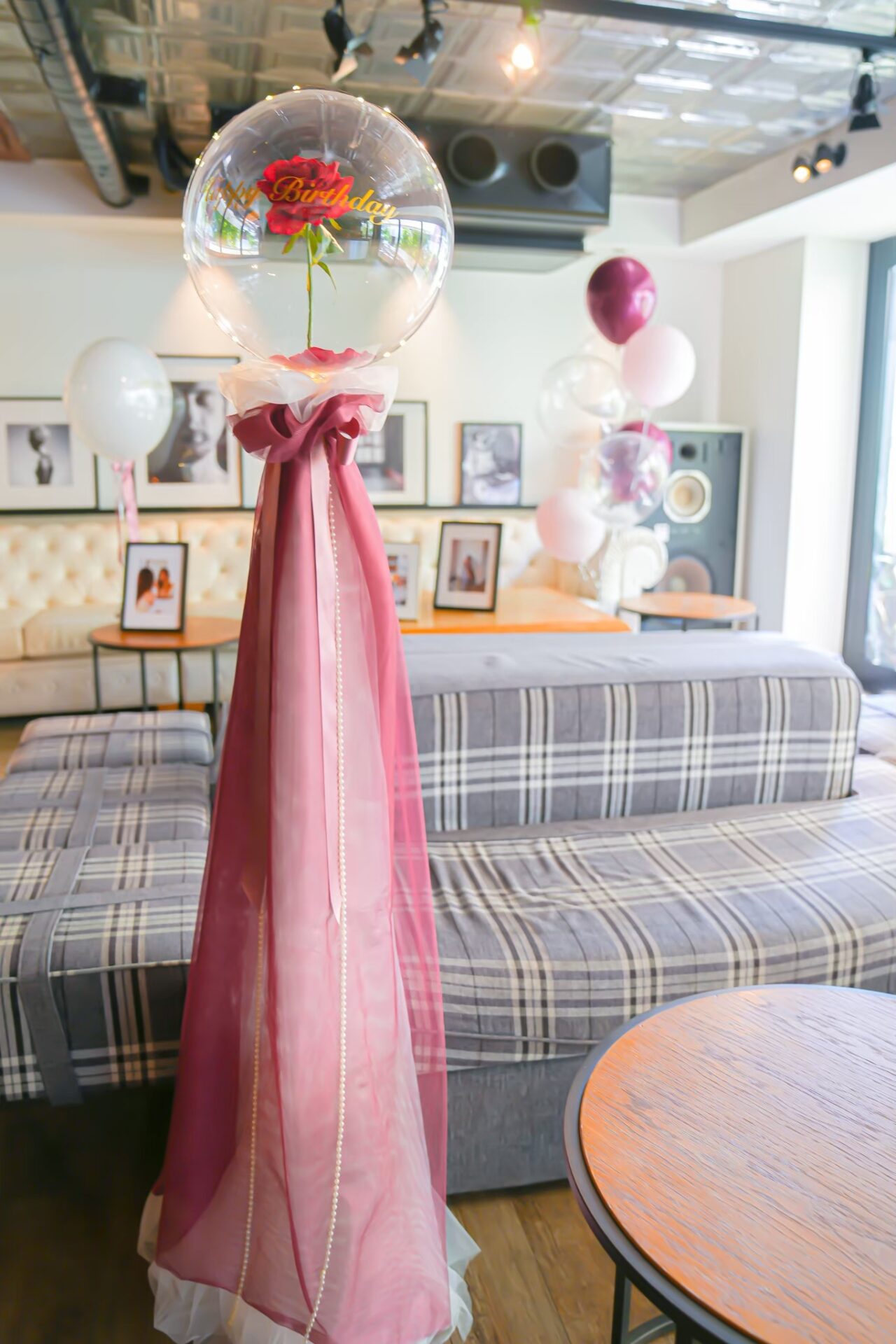 飲食店のバースデーパーティーでのフラワースタンド装飾