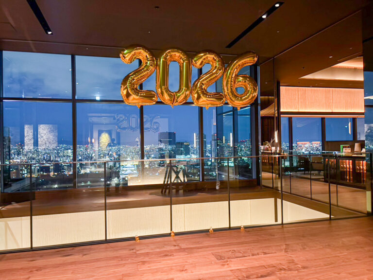 Sonata Bar & Loungeでの2026年カウントダウンパーティーゴールドバルーン装飾